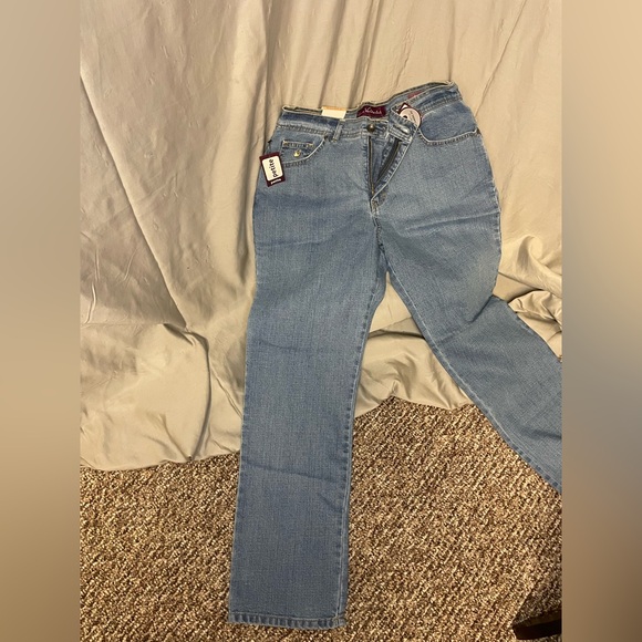 NWT Gloria Vanderbilt Light Blue Relaxed Jeans - Picture 4 of 6